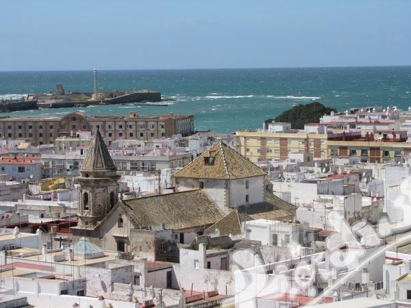 Испански език, плаж и слънце в историческия град Кадис!